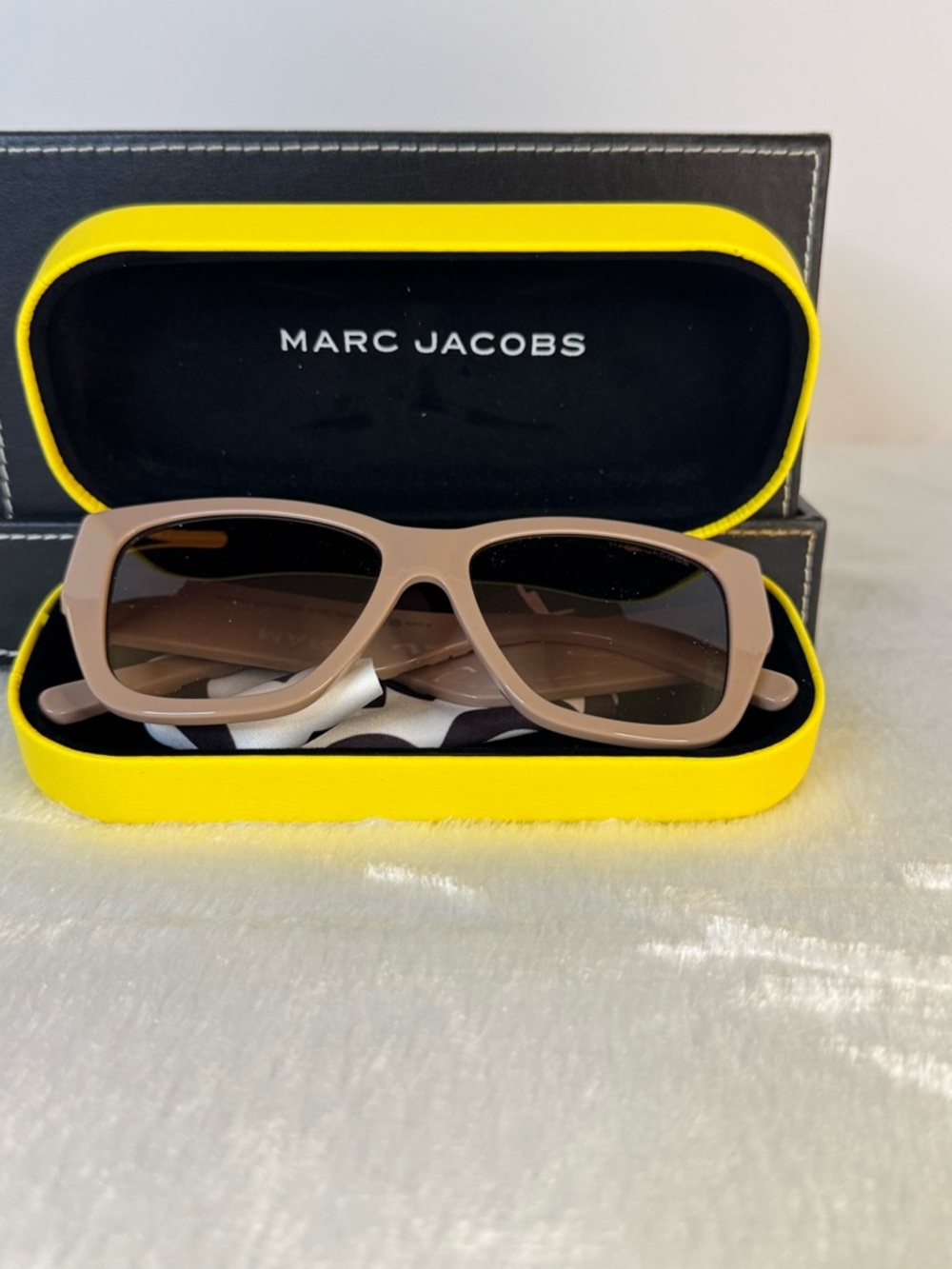 Fabulous Marc Jacobs Taupe Nude Brown Square-Edge Sunglasses - Picture 2 of 13